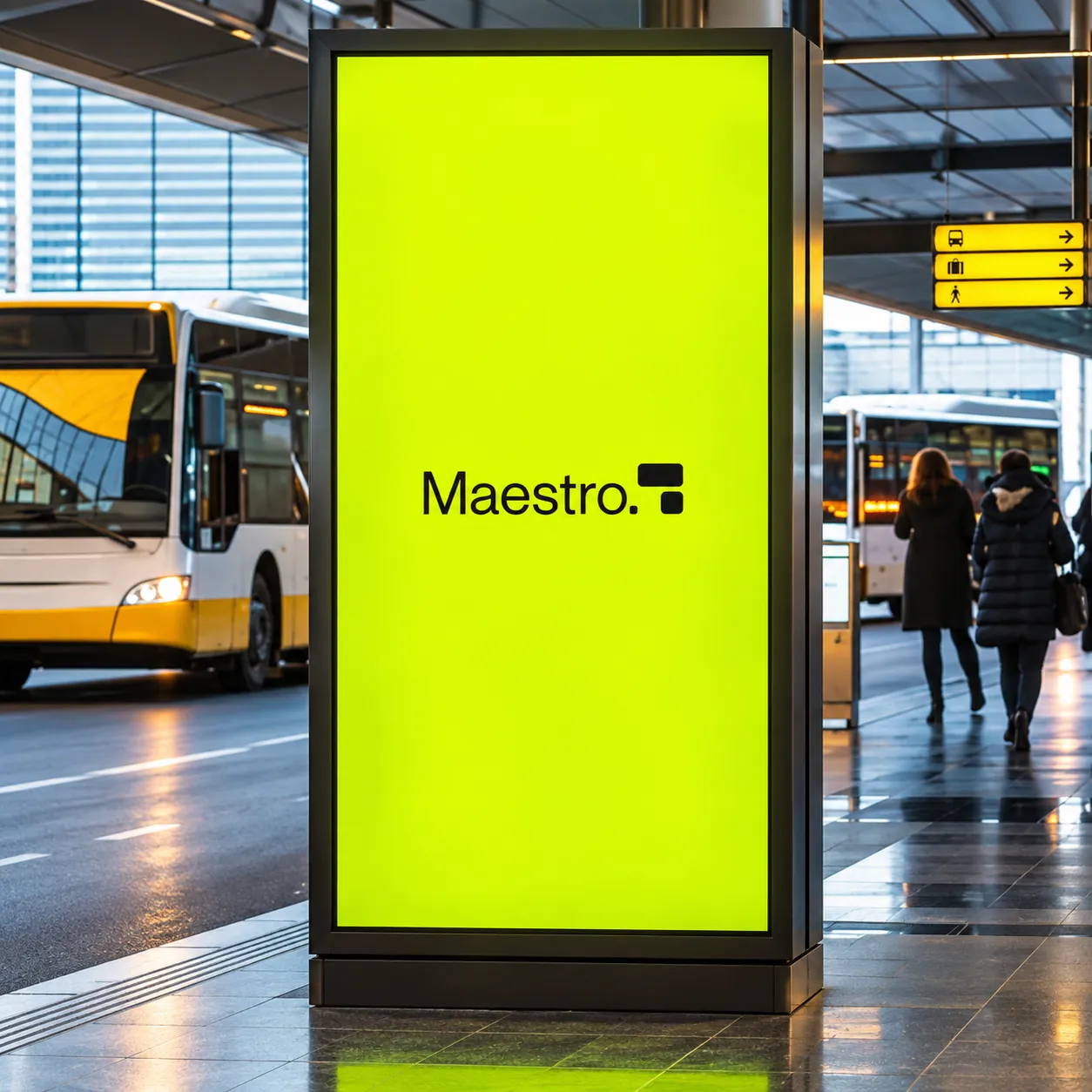 Totem com a marca Maestro em área de embarque de passageiros